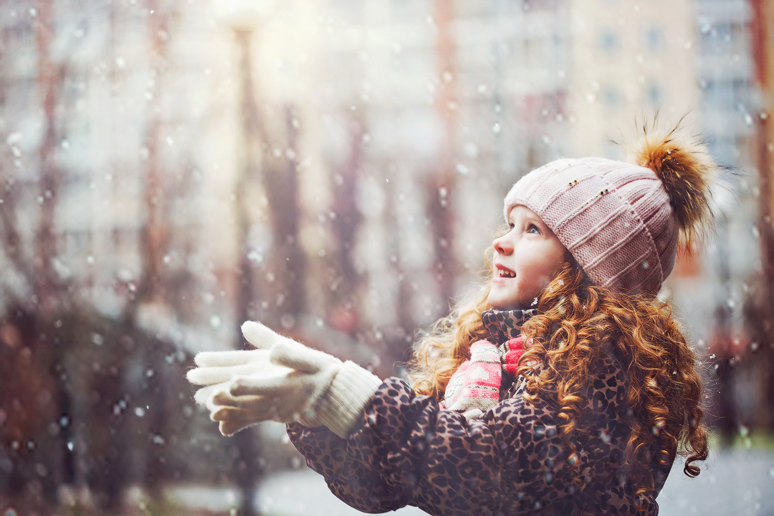Первый снег детям. Девушка ловит снежинки. Девочка зима. Девочка со снежинками на варежках. Девочки снежинки.