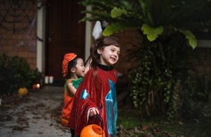 children-halloween-trick or treating